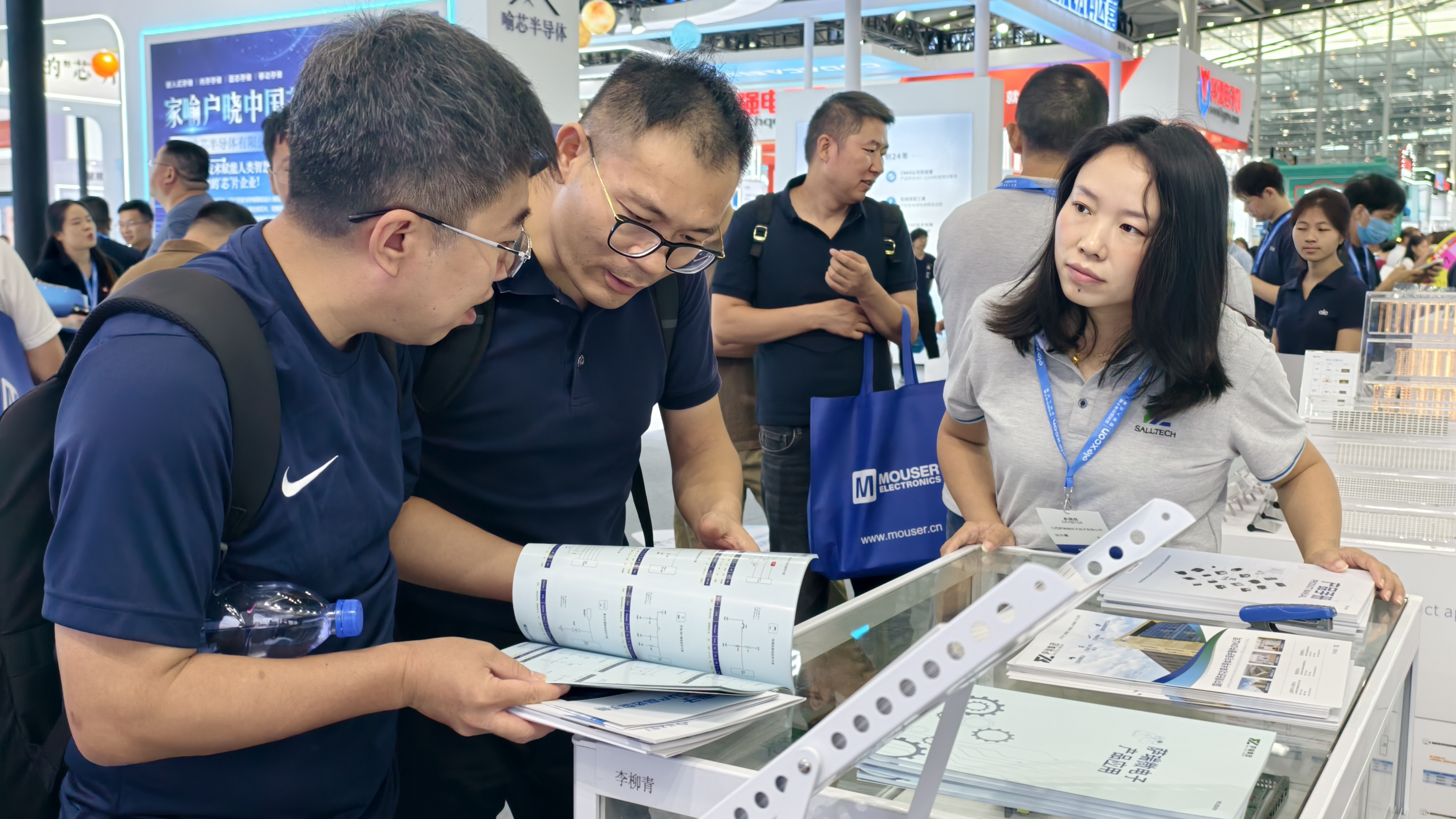 荣耀收官！星空电竞星空电竞微电子闪耀 2025 深圳电子展并荣获年度大奖